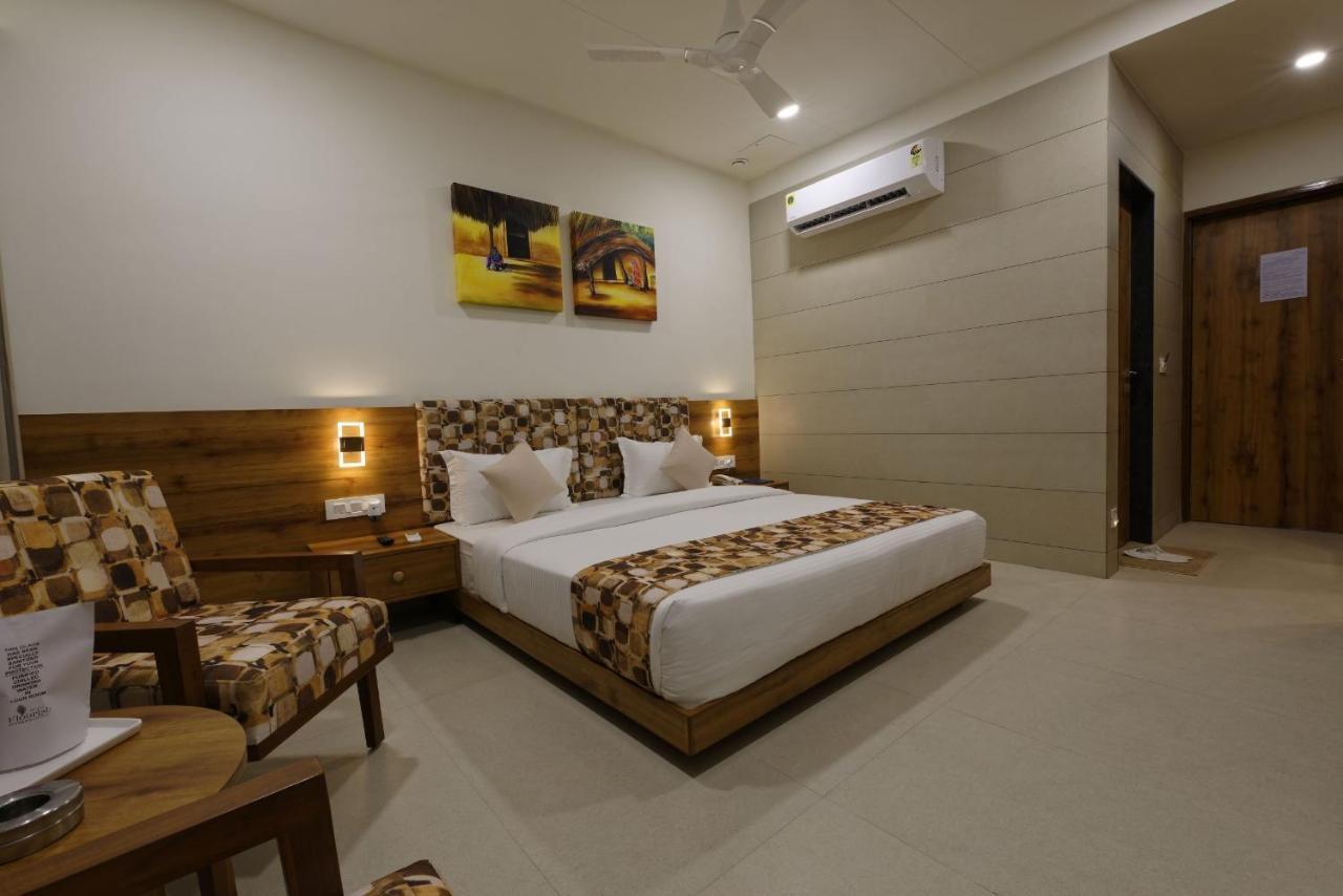 Hotel Flourish International Ahmedabad Exteriör bild