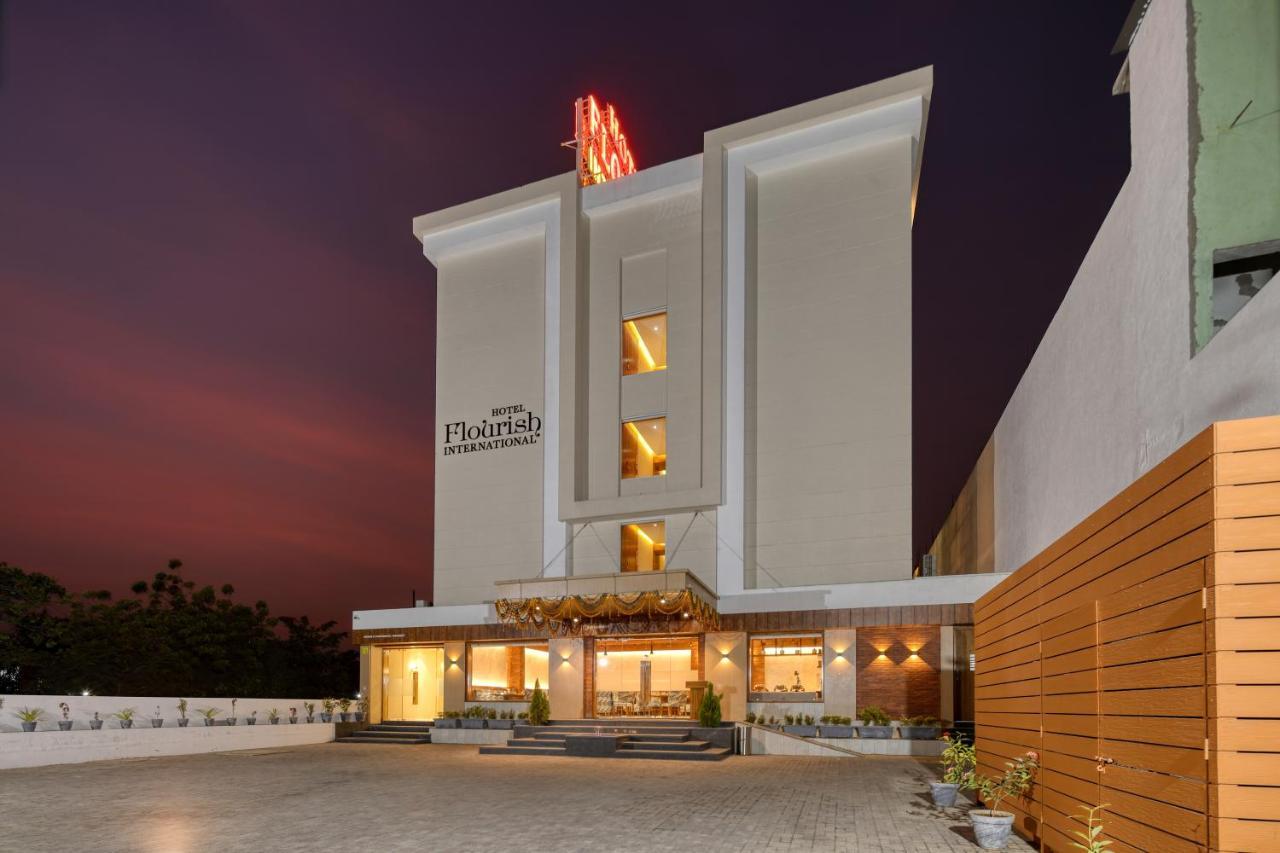 Hotel Flourish International Ahmedabad Exteriör bild