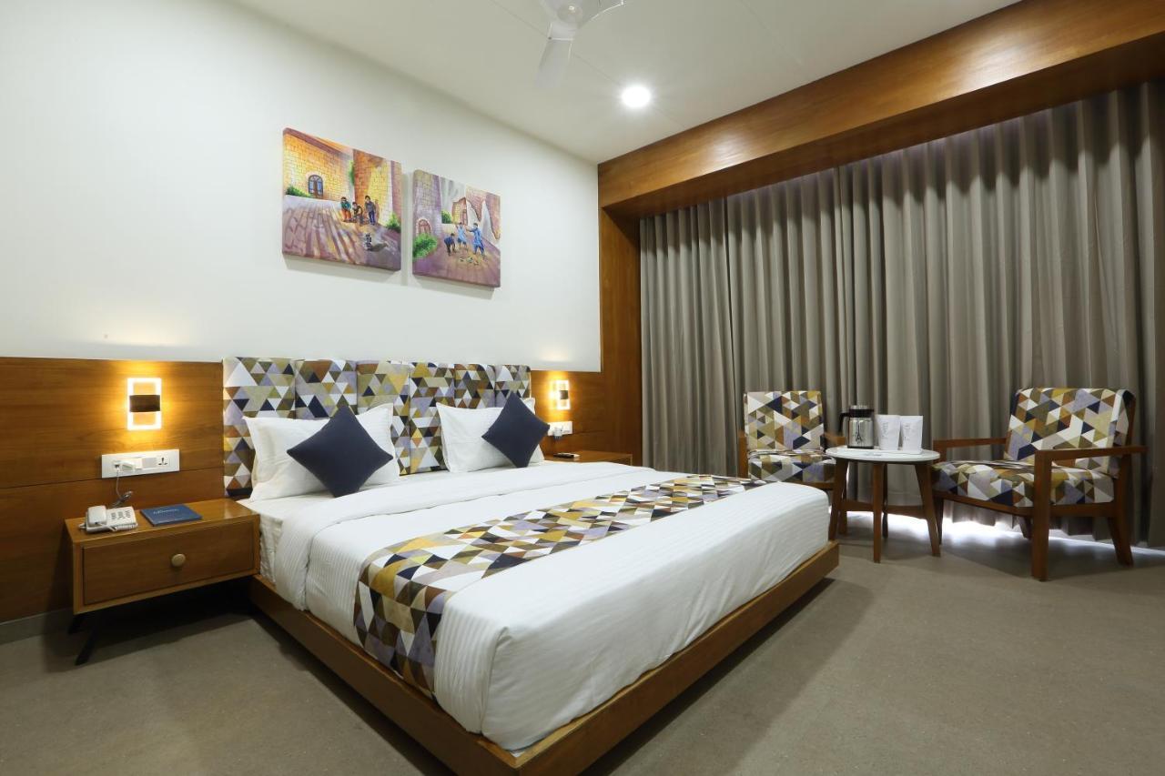 Hotel Flourish International Ahmedabad Exteriör bild