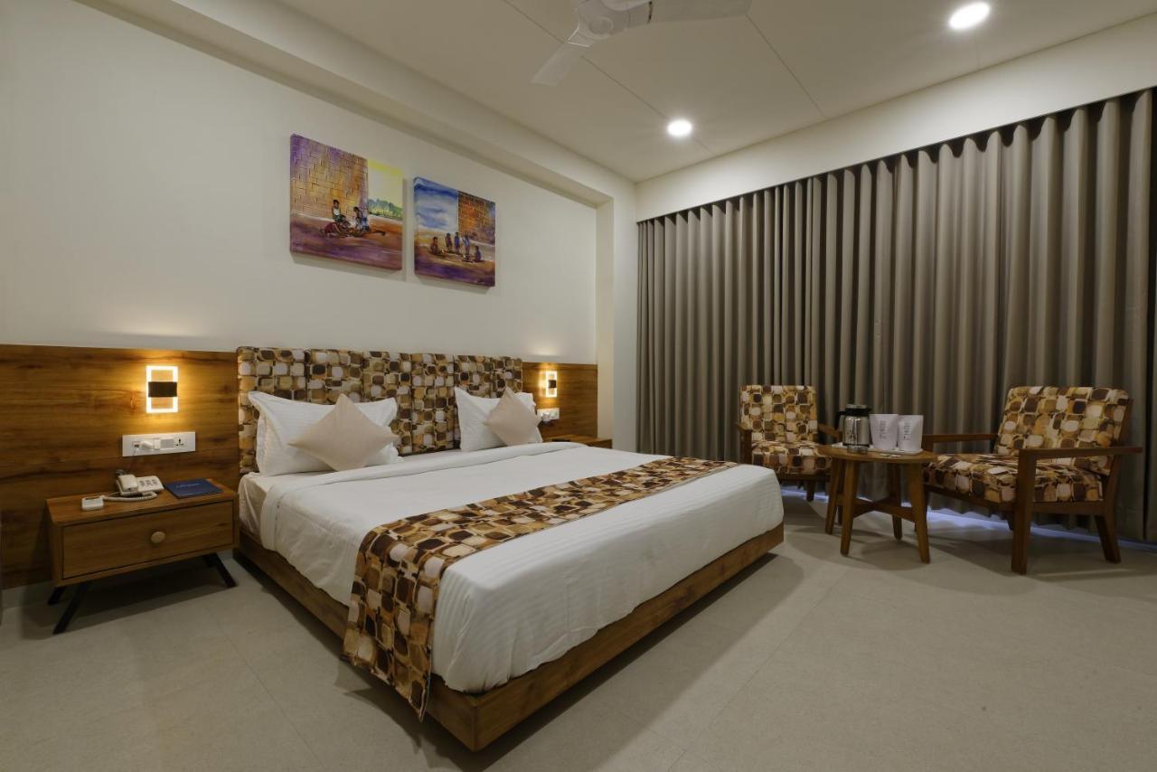 Hotel Flourish International Ahmedabad Exteriör bild