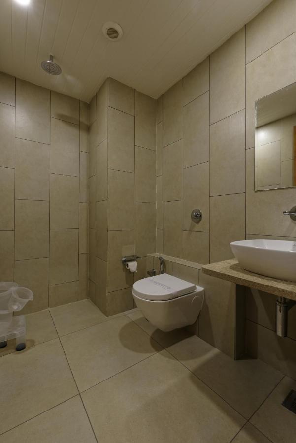 Hotel Flourish International Ahmedabad Exteriör bild
