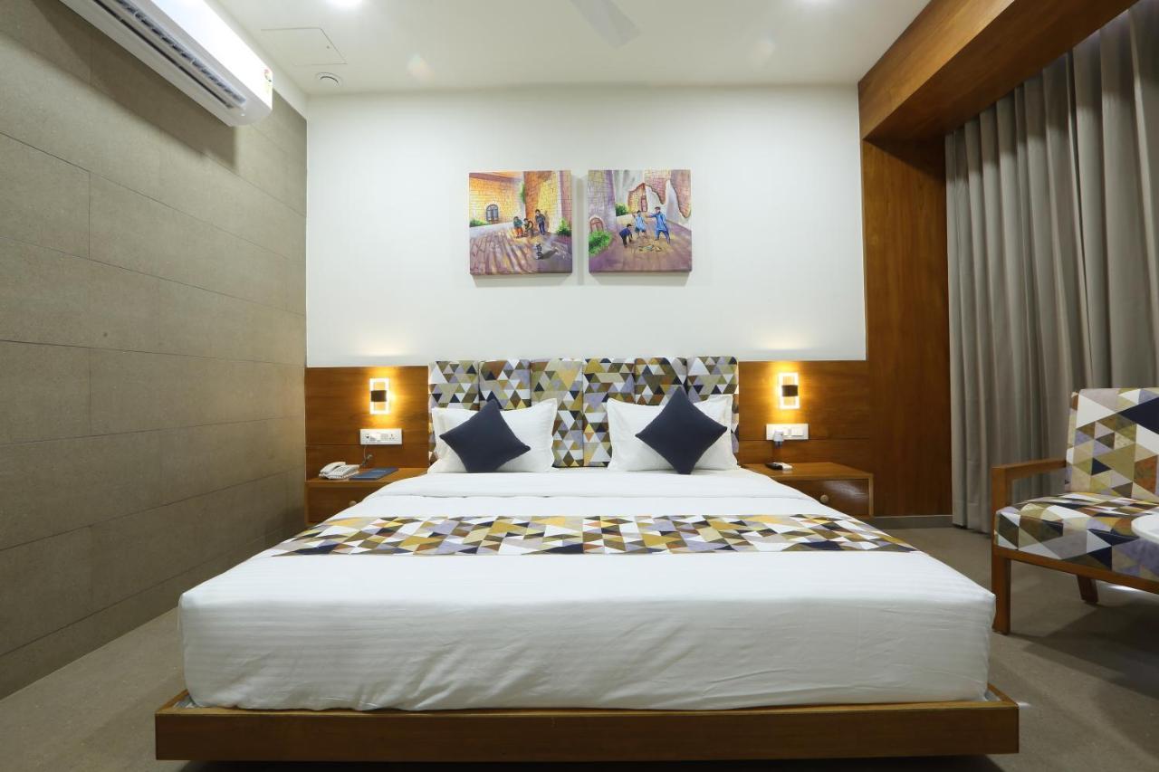 Hotel Flourish International Ahmedabad Exteriör bild