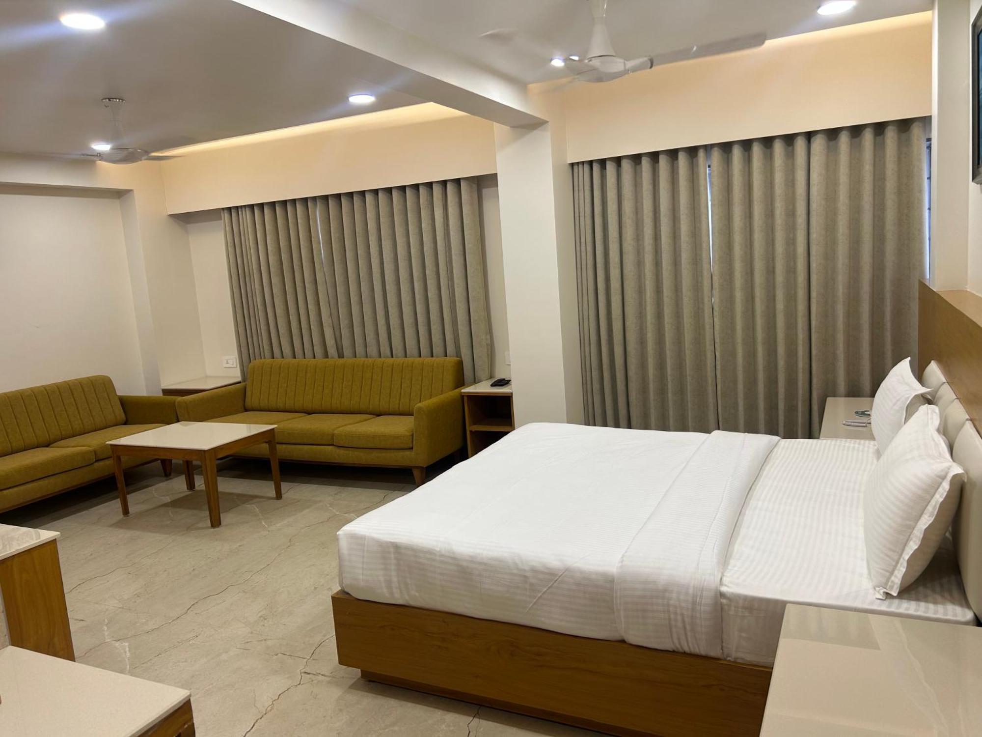 Hotel Flourish International Ahmedabad Exteriör bild